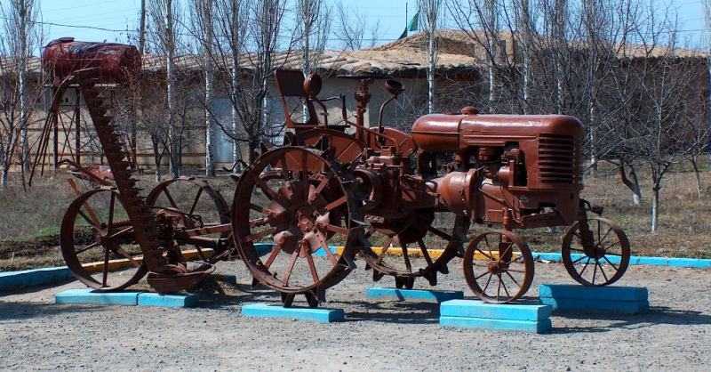 The tractor of the Kharkiv tractor plant in the museum Otrar.