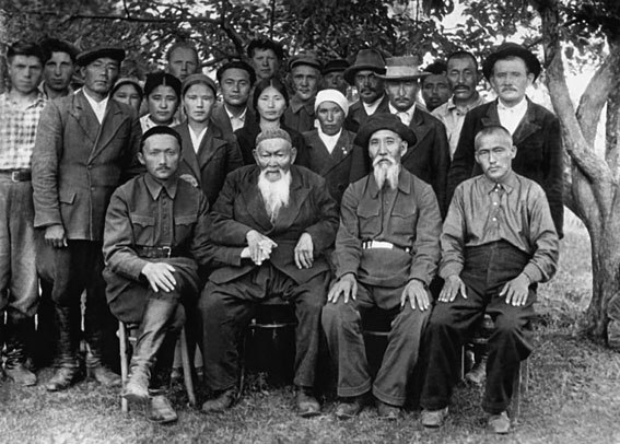 Жамбыл Жабаев, Кенен Азербаев, Умбетали Карибаев среди народа.1943 г.