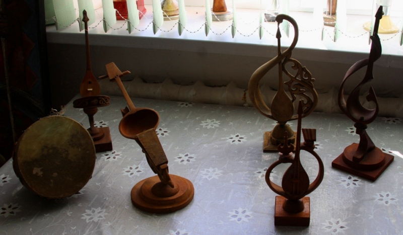 Kazakh Musical Instruments .