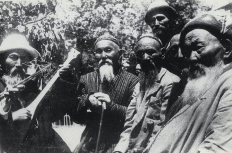Akyns of Zhetysu Zhambyk Zhbaev (in the center, 1-st number), Kenen Azerbaev (on the right), Umbetali Karimbaev (at the left), etc. 1943