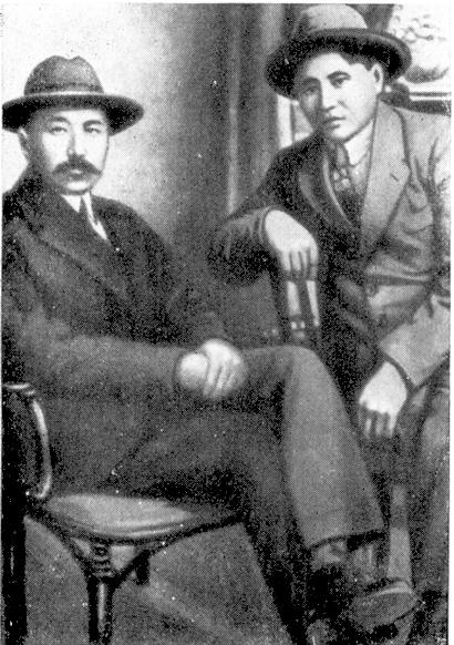 Сакен Сейфуллин и Сабит Муканов. Фотография 1927 года.