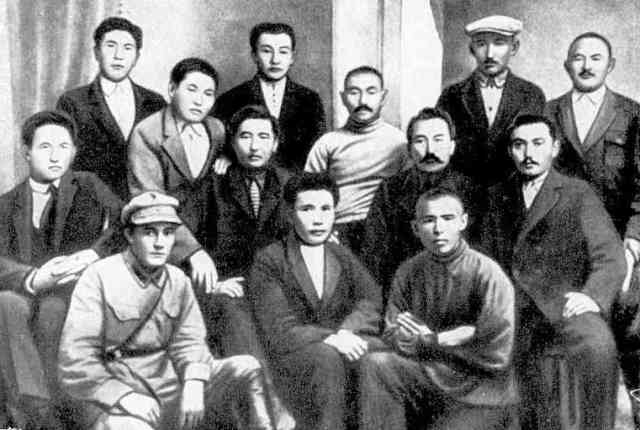 Казахские писатели. Фотография 1930 года.