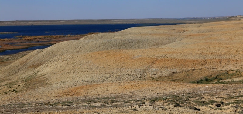 Озеро Жаланашколь с противоположной стороны укрепления Раим.