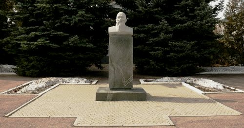 Памятник посвящённый Джамбулу Джабаеву великому казахстанскому поэту-акыну.