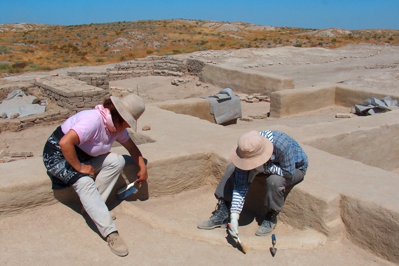 Archeologists on the ancient settlement Otrar.