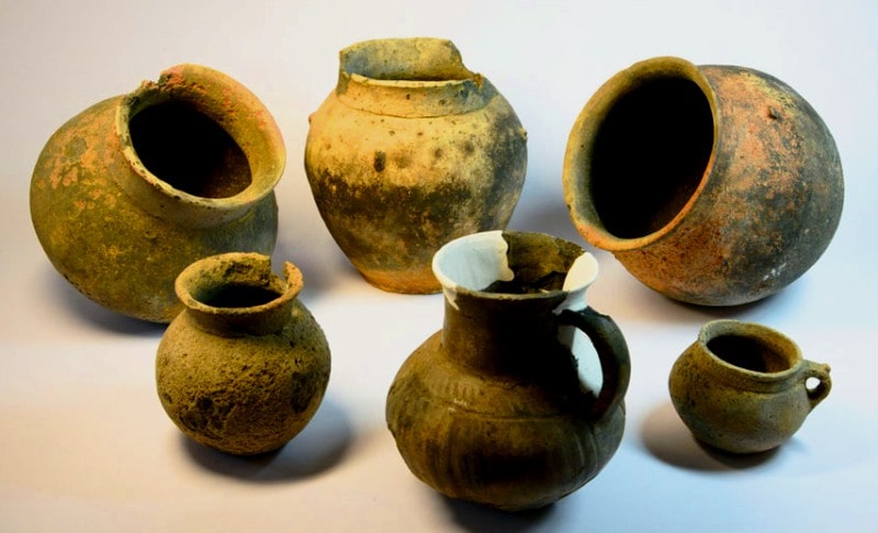 В катакомбе обнаружено 6 глиняных сосудов.