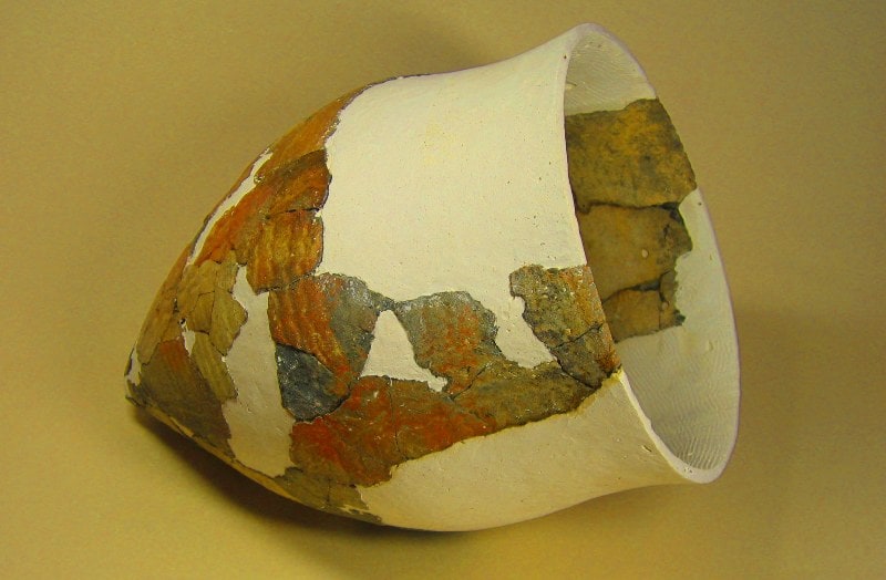 Небольшой сосуд  найденный при раскопках на поселении Кос-Кудук.