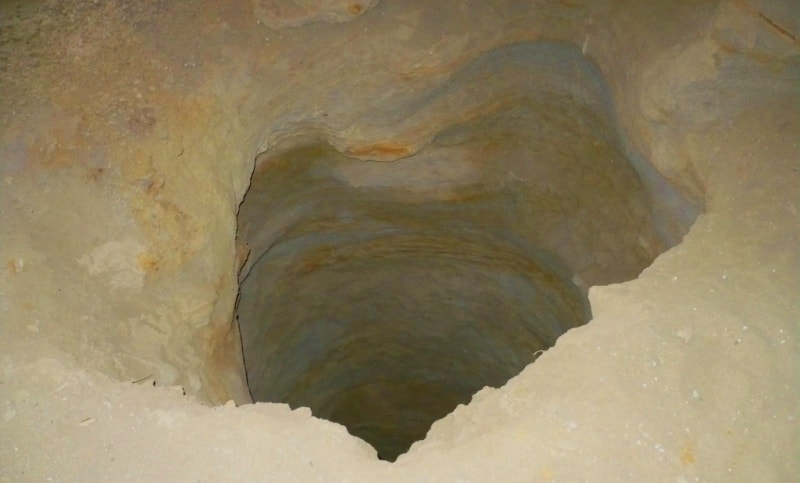 Отверстие колодца в подземной мечети Уйтолы.