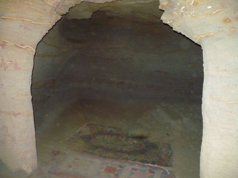 Молельная комната в подземной мечети Уйтолы.