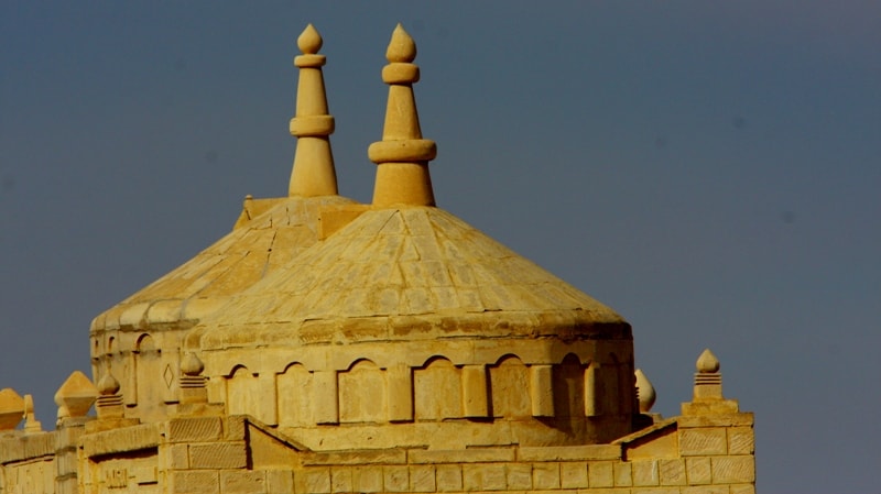 Купола мавзолеев на некрополе Кошкар-ата, недалеко от Актау.