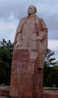 Самый большой гранитный памятник Ленину находится где? Правильно, в Караганде!