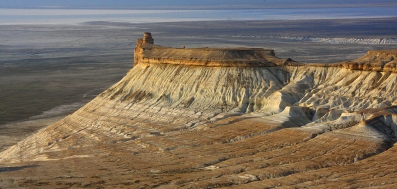 Останец Улькен кеме в урочище Босжира. Мангистауская область.