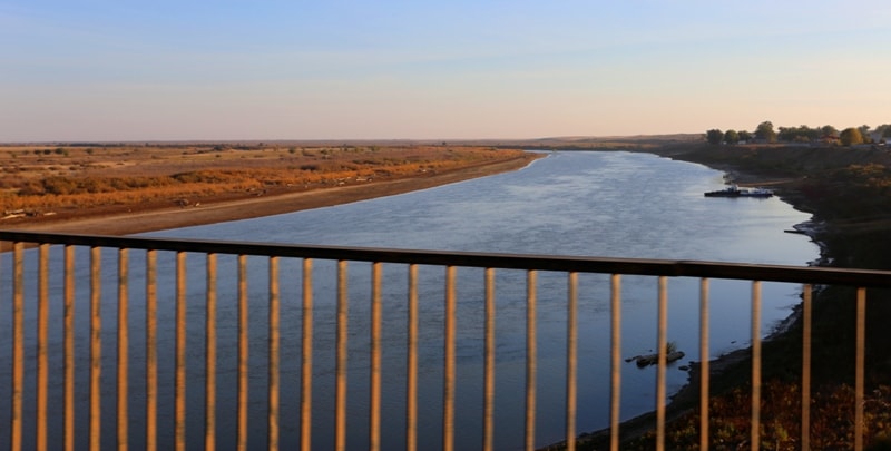 Река Урал с моста в окрестностях поселка Индерборский.