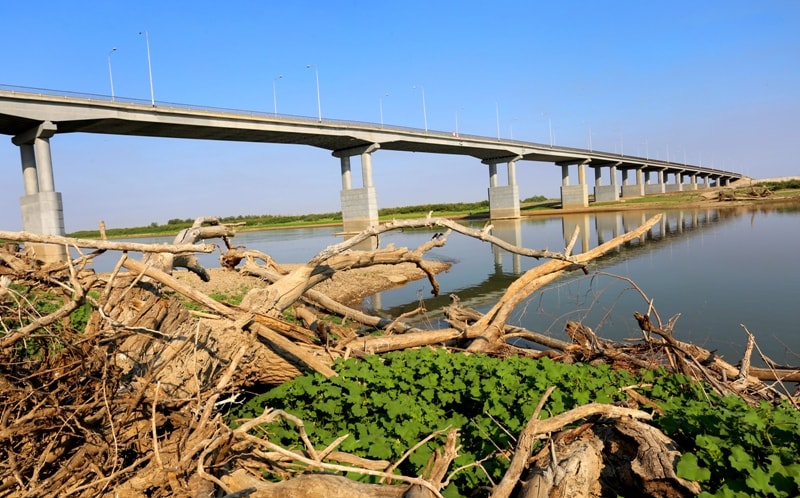 Река Урал и мост в окрестностях поселка Индерборский.