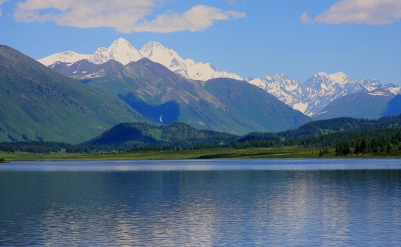 Гора Белуха и озеро Язевое.