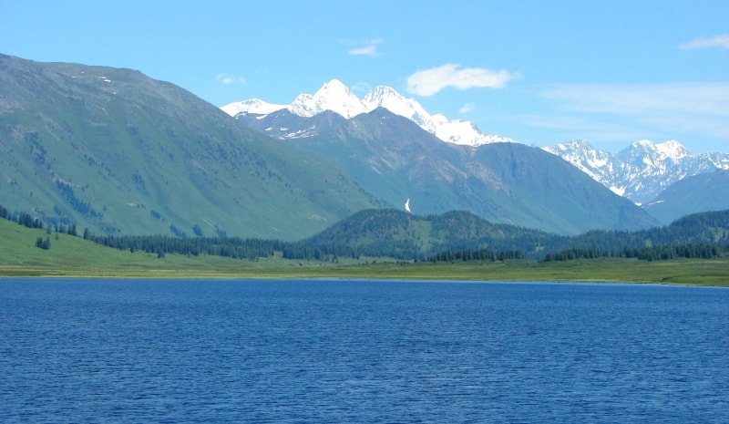 Гора Белуха, вид с озера Язевое.