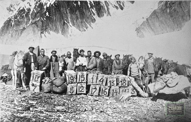 Караван альпинистской экспедиции 1931 года на леднике Иныльчек. 