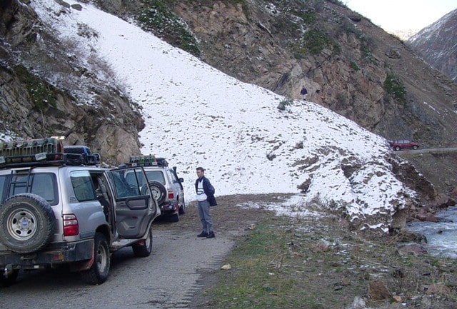 Утром 19 апреля 2004 года встреча у лавины, заправляем машины топливом из канистр.
