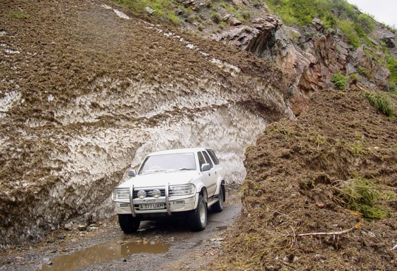 We cleared away this avalanche before May 9, 2004 for journey of our cars. 