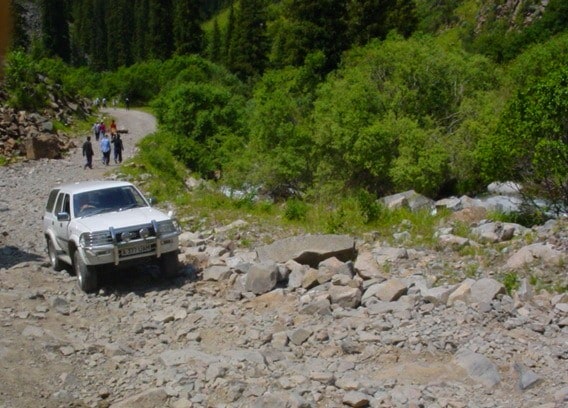 Такой была дорога в 2003 году. Участок на 100 метров выше урочища Батан.