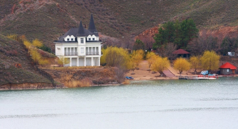 Капшагайская ГЭC, водохранилище и окрестности.