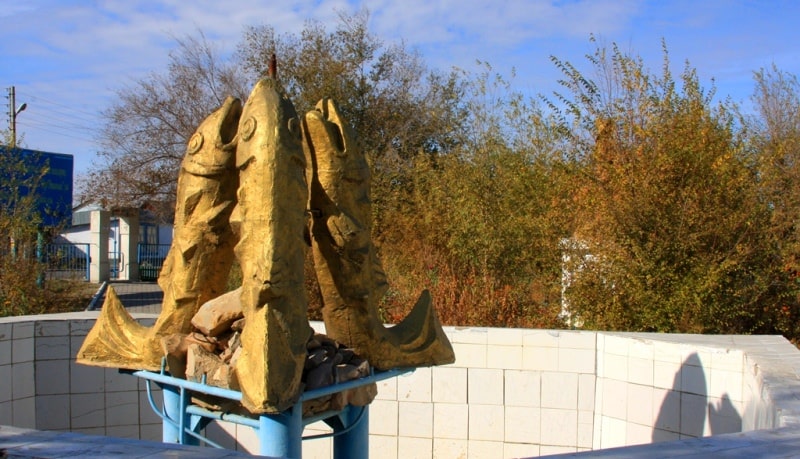 Monument for fish in Aralsk town.