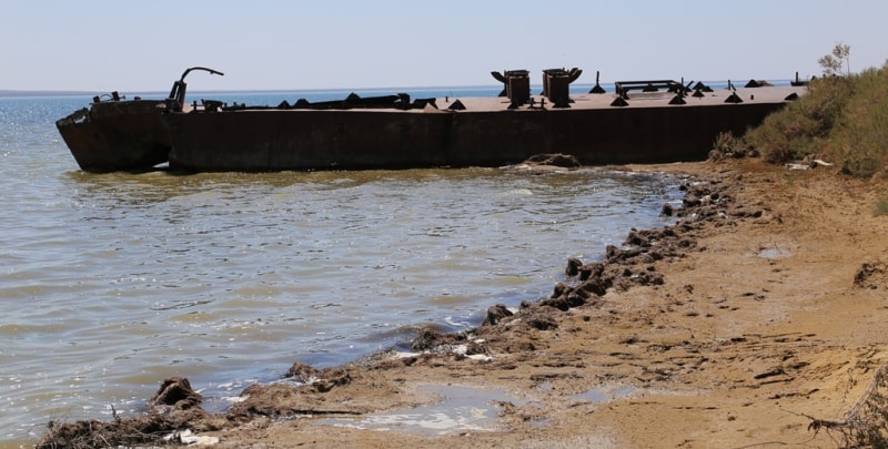 Баржа и окрестности на Малом Аральском море в заливе Бутакова.