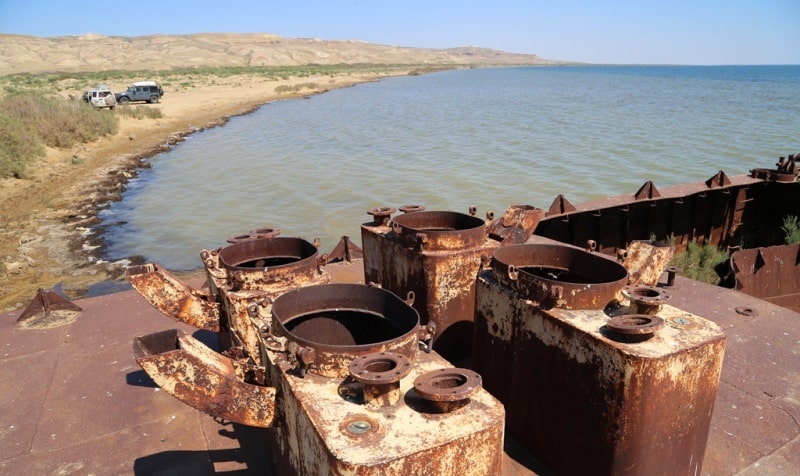 Баржа и окрестности на Малом Аральском море в заливе Бутакова.