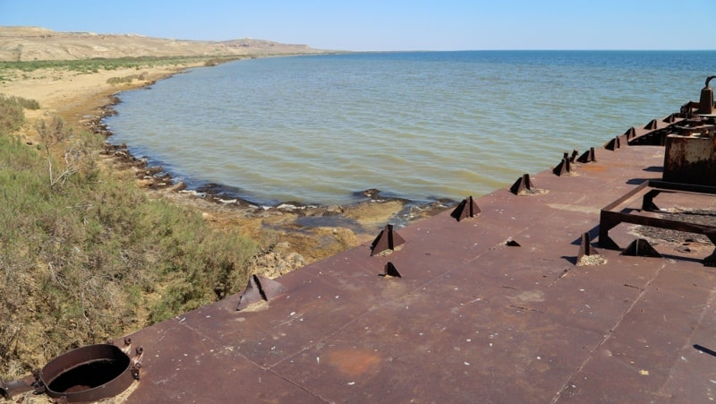 Баржа и окрестности на Малом Аральском море в заливе Бутакова.