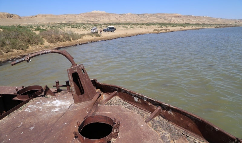 Баржа и окрестности на Малом Аральском море в заливе Бутакова.