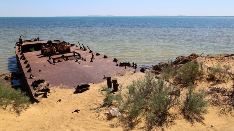 Баржа и окрестности на Малом Аральском море в заливе Бутакова.