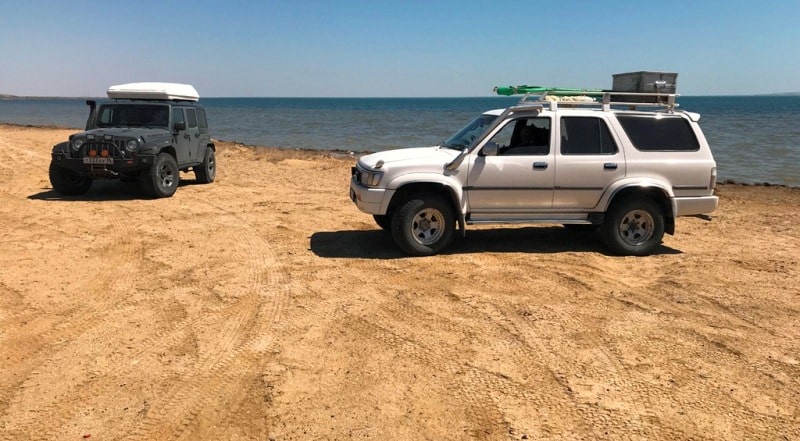 Баржа и окрестности на Малом Аральском море в заливе Бутакова.