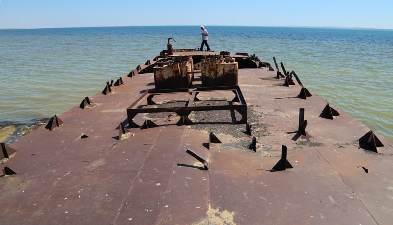 Баржа и окрестности на Малом Аральском море в заливе Бутакова.