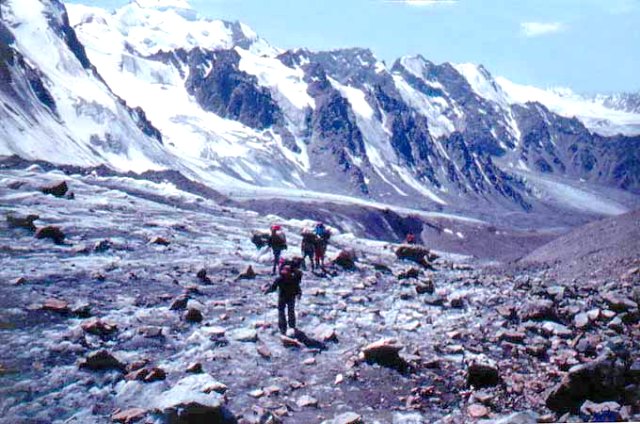 Группа горных туристов на леднике Тогузак.