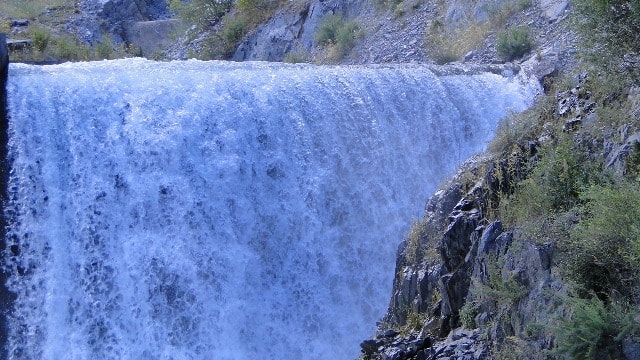 На реке Иссык находится искусственный водопад в окрестностях плотины.