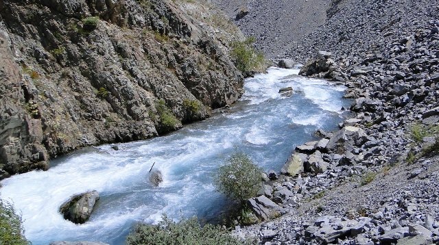 Каньон реки Иссык в окрестностях плотины озера.
