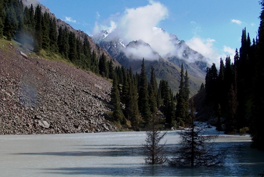 Озеро образуемое в ущелье Левый Талгар после схода селя из под пика Орджоникидзе.