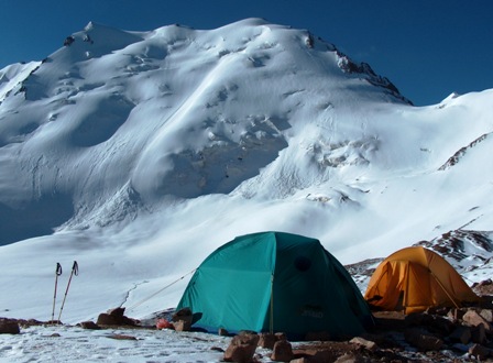 Палатки туристов под ледником Туристов.