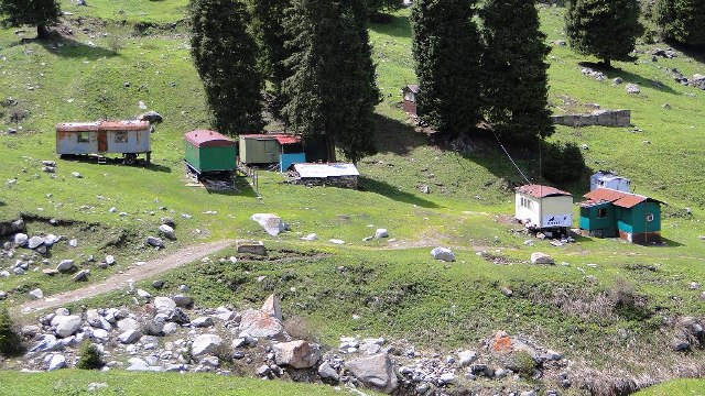 Общий вид на альпинистский лагерь Туюксу.