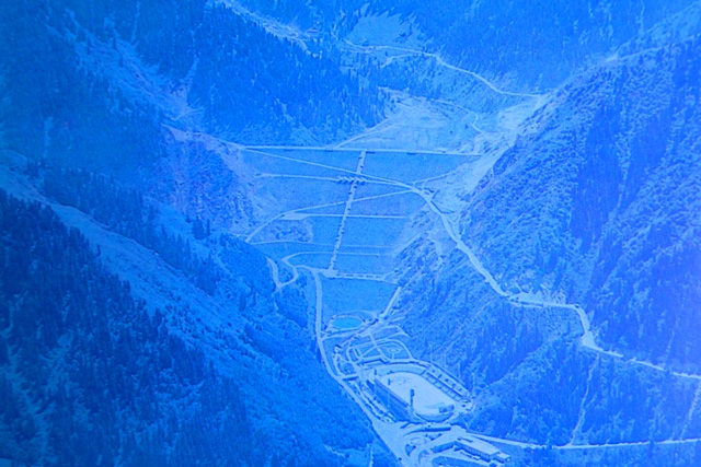 Общий вид на плотину в Малоалматинском ущелье с вертолета.