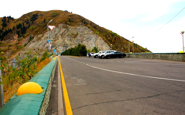 Через плотину проложена автомобильная дорога ведущая на лыжный курорт Шымбулак.