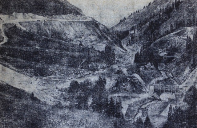 Участок взрывной плотины в долине реки Малая Алматинка в 1965 году. Снимок сделан с южной стороны.