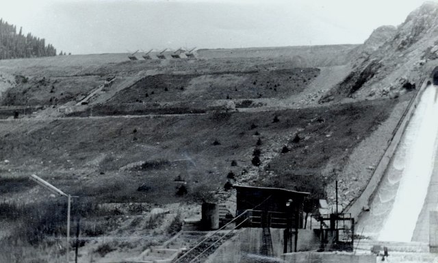 Вид на плотину с северной стороны. 1975 год.