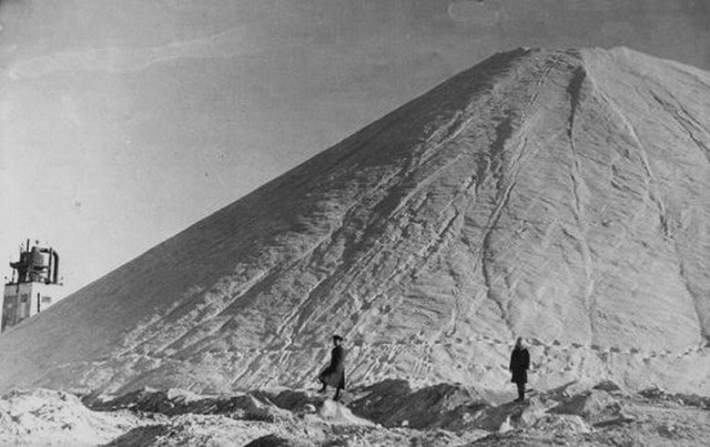 Гора соли на заводе Аралтуз. 1980 годы.