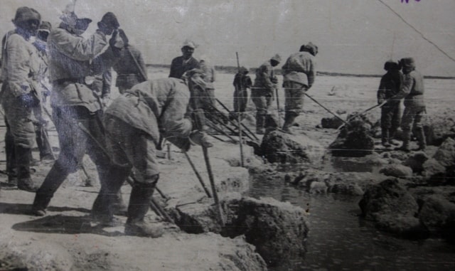 Extraction of salt on the lake Zhaksy Kylysh. 1960.