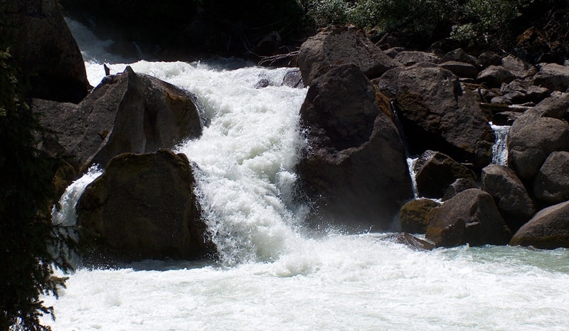 River Aganakty follows from Zhasylkol lake.