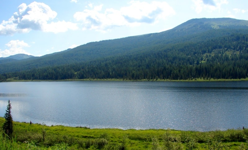 Yazevoye lake and his environs.