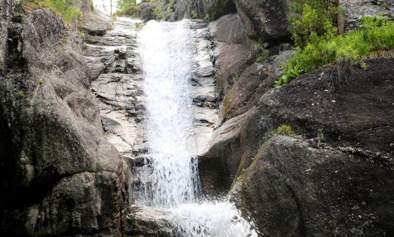 Водопад Волосы Вероники в окрестностях озера Рахмановское.