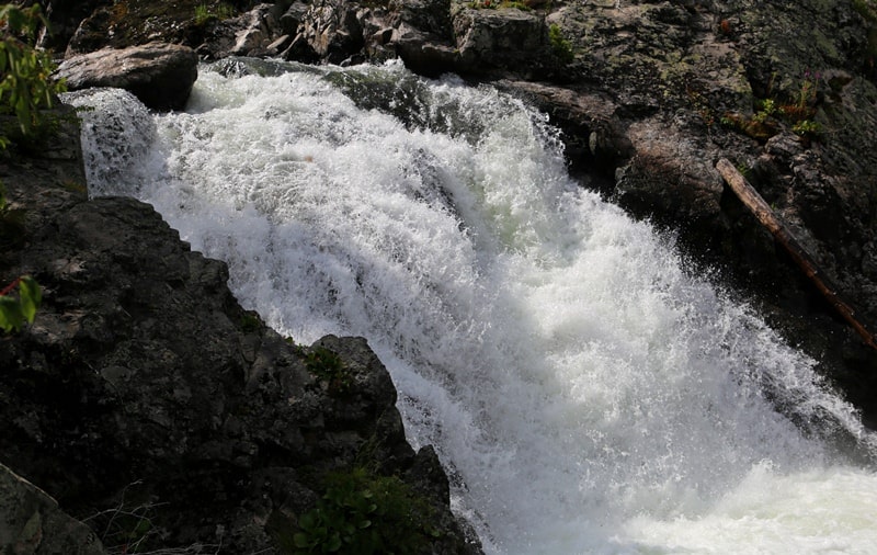 The Usy batyra falls on the river Arsan. 