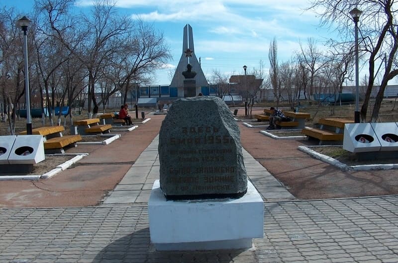 Памятник первым строителям города и космодрома Байконур. Фотография Александра Петрова.